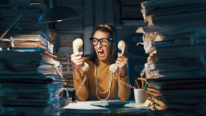 femme débordée au téléphone