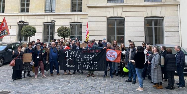 Agents manifestants dans la cour du ministère