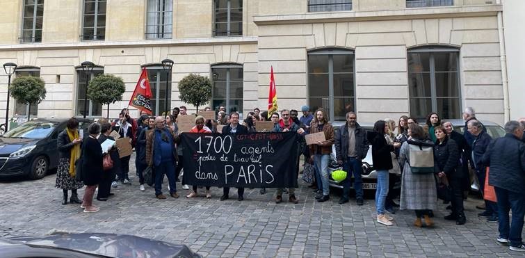 Agents manifestants dans la cour du ministère